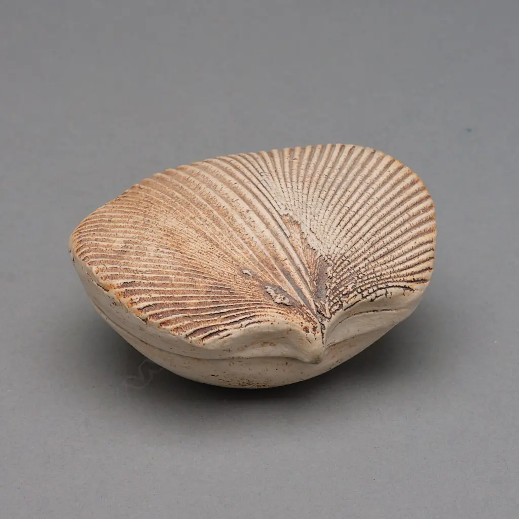 A Len Castle stoneware covered box, Image 1++